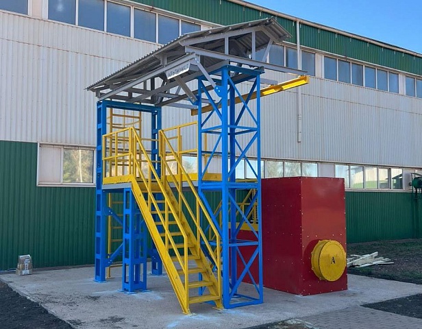 п. Яковлево. ООО "Яковлевский ГОК" проводит тренировки на учебном полигоне для повышения уровня безопасности при работе на высоте. В данном процессе используются полигоны "Альпинист 01-03-2" и "ПА-ЗП05".  п. Яковлево. ООО "Яковлевский ГОК" проводит тренировки на учебном полигоне для повышения уровня безопасности при работе на высоте. В данном процессе используются полигоны "Альпинист 01-03-2" и "ПА-ЗП05".